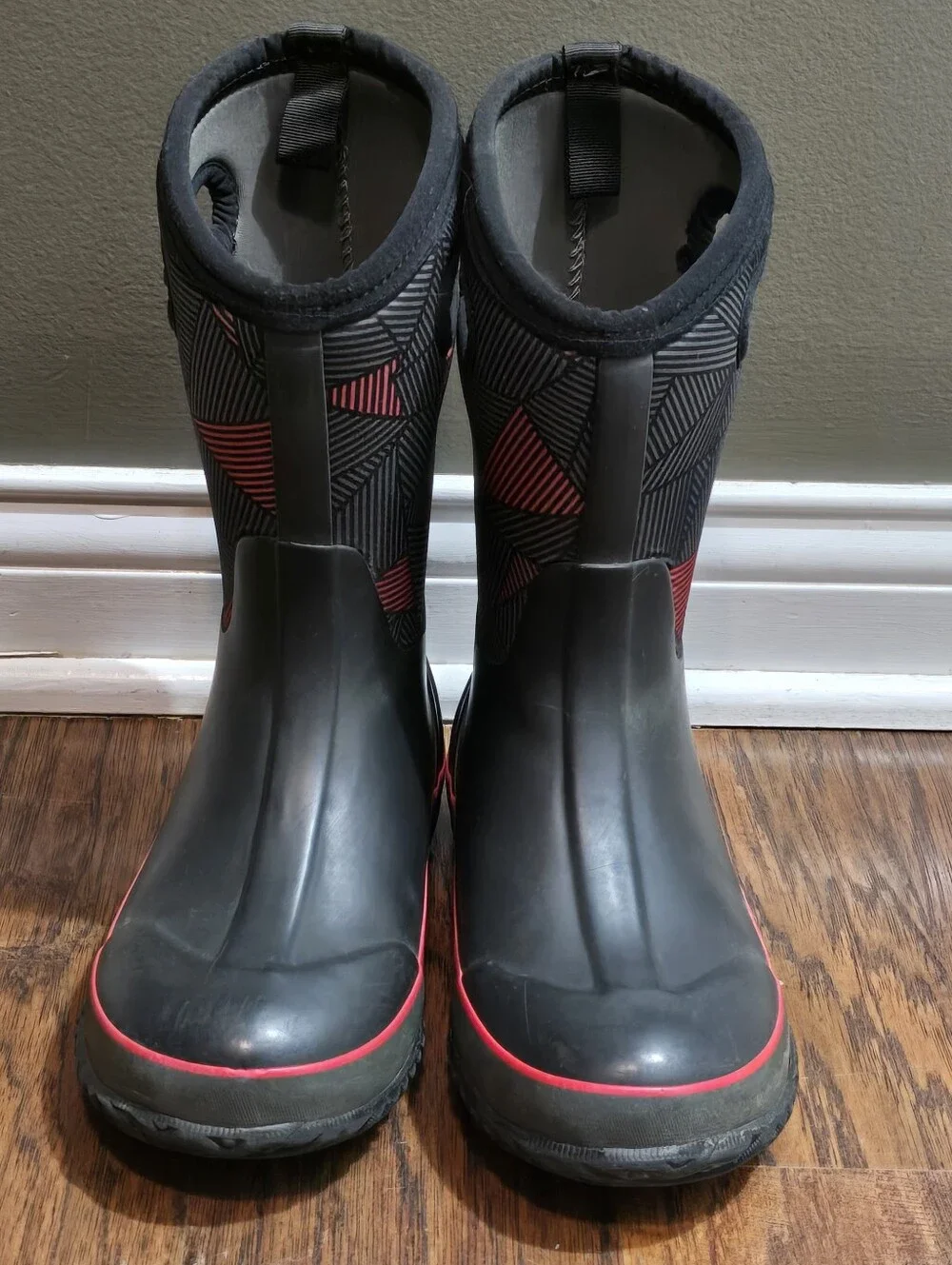 Bogs Classic. Big Geo Youth Boy's Sz 4 Waterproof Boots Tall Rain Snow Red/Black